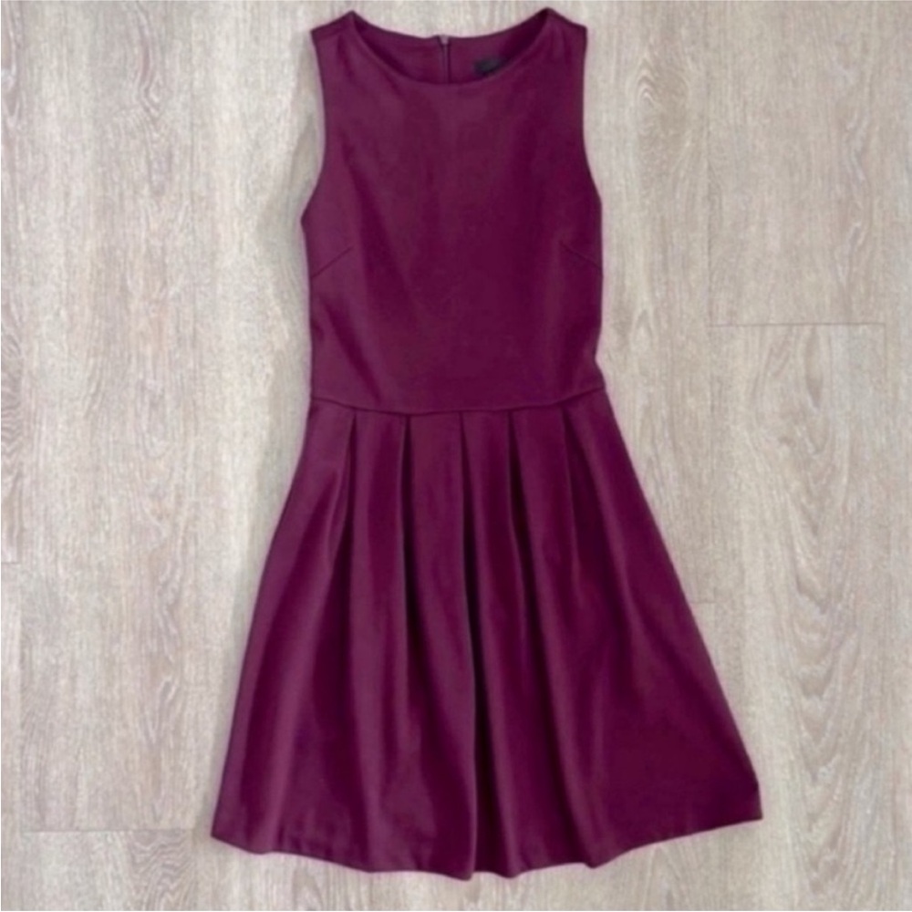 Elegant Sleeveless Burgundy Dress